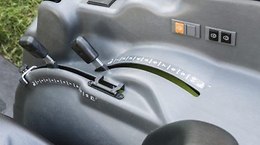 Potete scegliere tra un dispositivo di regolazione meccanico o elettronico del sollevatore posteriore. Entrambi sono posizionati in modo ergonomico a destra del sedile dell'operatore. - NEXOS F-FB-VL-VE