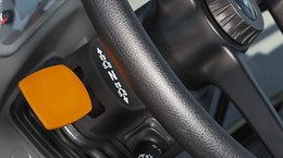 L'inversore meccanico o l'inversore elettro-idraulico REVERSHIFT sono posizionati comodamente a sinistra del volante. - NEXOS F-FB-VL-VE