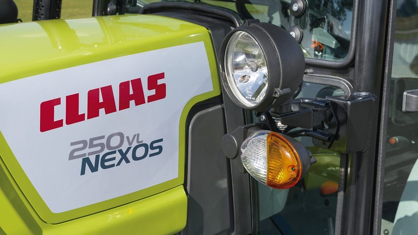 Sul NEXOS i fari laterali ripiegabili evitano di danneggiare le colture. - NEXOS F-FB-VL-VE