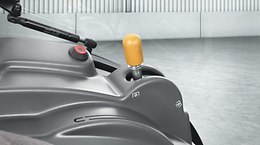 L'innesto della presa di forza è supportato idraulicamente. Sui trattori dotati di REVERSHIFT l'innesto elettronico della presa di forza è disponibile in opzione. - NEXOS F-FB-VL-VE